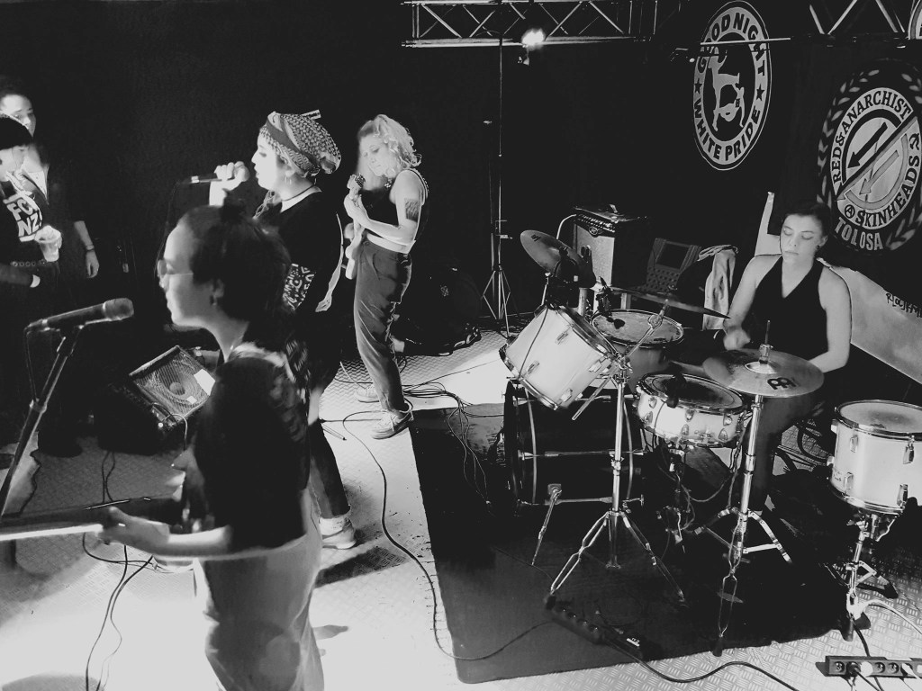 This image has an empty alt attribute; its file name is 05-trholz.jpg